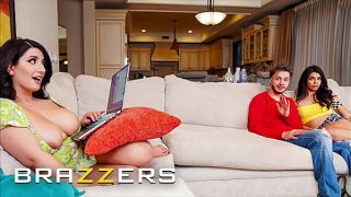 Sarah Arab Menggoda Pacar Temen Sekosnya, Langsung Ngewe Panas Di Belakang Temennya – Brazzers