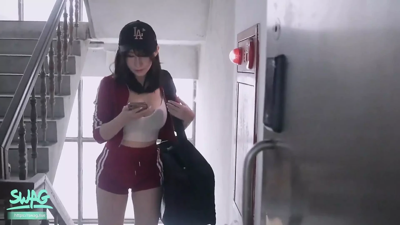 Horny Couple Invite Delivery Into A Dirty Threesome