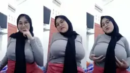 Acha Pake Jilbab, Toket Gede Montok Bikin Nafsu.