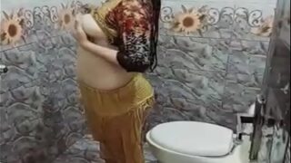 Cewek Pakistan Montok Mainin Diri Di Kamar Mandi