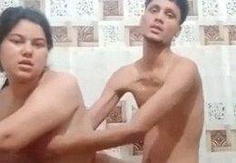 Kamar Mandi Bhabhi Lagi Mainin Selang, Basah Kuyup, Siap Digoyang.