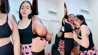 Ngentotin Host Sambil Jilat-jilat Sampai Ngeloyor