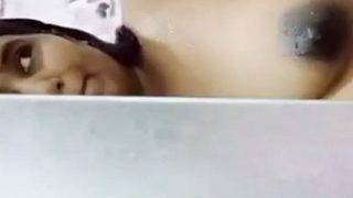 Swathi Naidu Mandi Sambil Selfie, Perut Buncit Kelihatan Basah Dan Seksi
