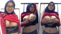 Video Cewek Berjilbab Bugil Pake Kacamata, Tangannya Sibuk Remas-remas Toket Gede Yang Montok.