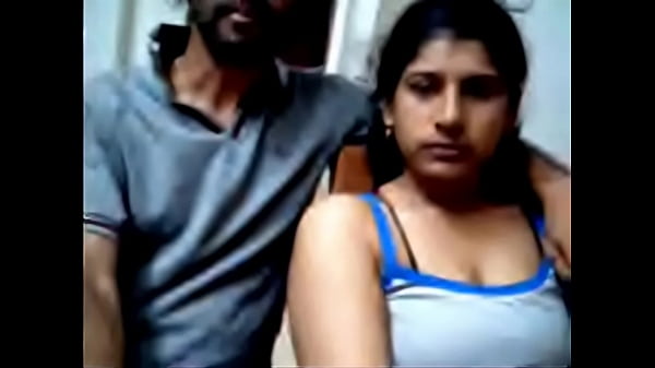 Desi Pasangan Lagi Horny, Doyan Colongan Pamer Di Webcam.