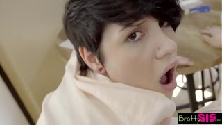 Bratty – Ngentotin Kakak Tiri Di Ranjang Ortu