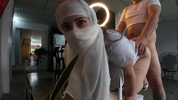 Ibu-ibu Berjilbab Meraung Kenikmatan Saat Kontol Penuh Mancing Di Lubang Belakang – Ngentot Hijab