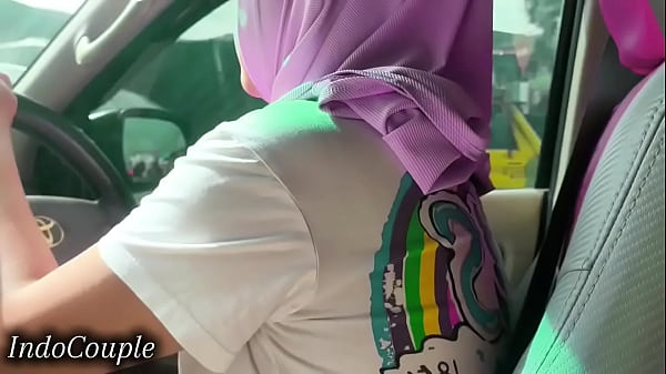 Ibu Hijab Cantik Di Jakarta Nyetir Sambil Hisap Kontol Pacar, Video Viral Bikin Panas