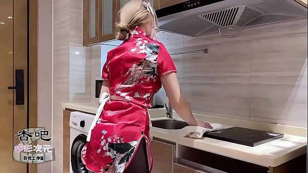 中华娘cosplay太骚，看得我硬到不行，直接上去干一发。