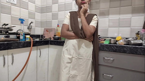 देसी लड़की कॉलेज से लौटते ही अपने सौतेले भाई की चुदाई का मजा लेती है, गर्म हिंदी आवाज़ में