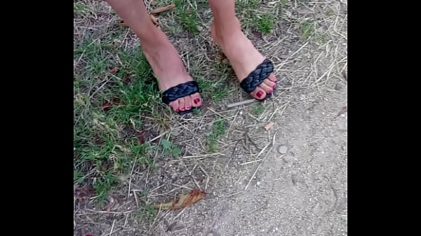 Ibu-ibu Arab Pelacur Dengan Jari Kaki Seksi Dan Hak Tinggi Yang Bikin Makin Nafsu