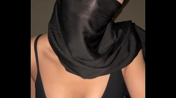 Nih Goyang-goyangin Hijabnya, Nampol Banget Tuh Dada Arab Muslim.