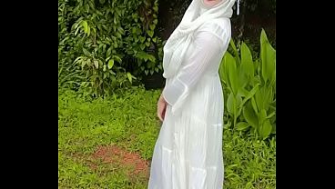 Mamerin Pantat Hijabku Di Luar Ruangan