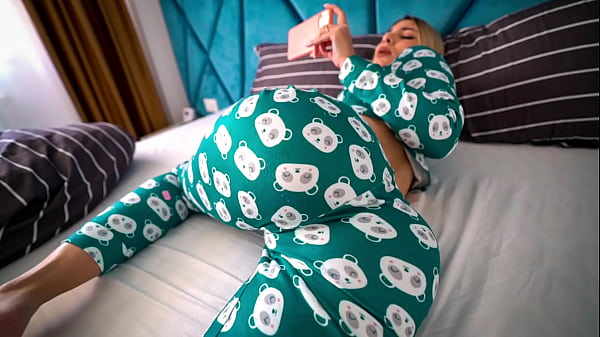 Tiri Cewek Ketahuan Nonton Bokep, Langsung Bantu Sampe Crot Minta Diisi Penuh