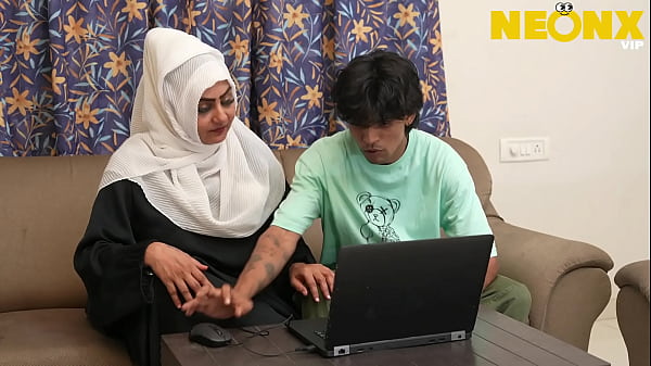 Hijab Cewek Ketahuan Bokap Tiri Ngeliatin Dia Colmek