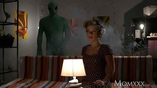 Ibu Rumah Tangga Kesepian Ngerasain Probe Dalem Dari Alien Pas Malem Halloween.