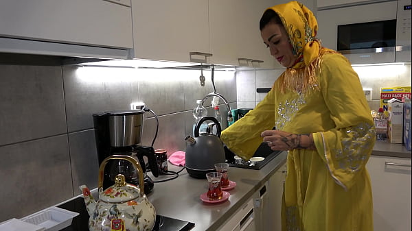 Anak Tiri Bernafsu Ngewe Ibu Tiri Arab Montok Pakai Hijab, Kontolnya Masuk Ke Pantat Gede.