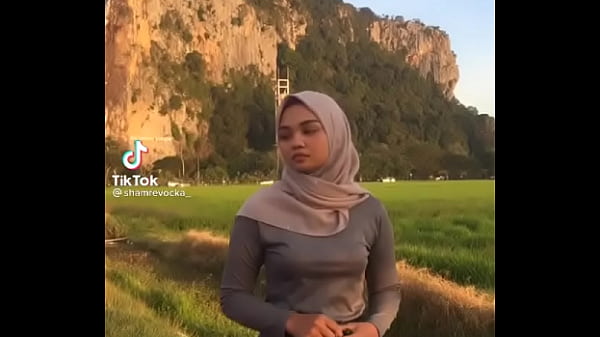 Hijab Bergoyang Bikin Mampus, Goyangannya Bikin Ngilu.