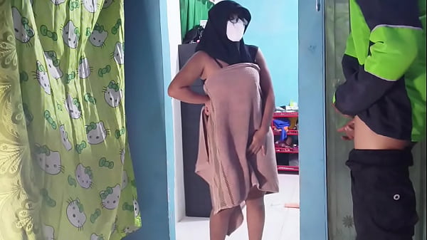Kepergok Tukang Ojol Pas Lagi Mainin Kontol Sendiri Sambil Nganter Makanan
