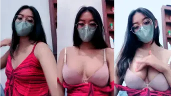 Yasmine Pamer Belahan Toket, Live Coli Pandangan