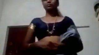 Ibu Mami Tamil Lagi Buka Saree, Gerakan Panas Bikin Makin Liar.