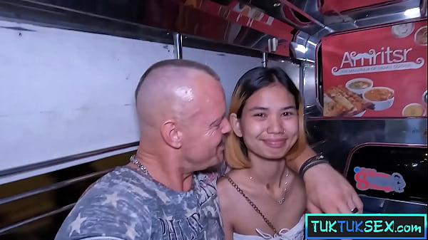 Gadis Thai Mungil Dijemput Pakai Tuk Tuk Di Pattaya Buat Main Ranjang.