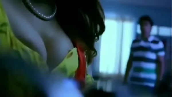 Desi Bhabhi, Bibir Merah Basah, Desahan Panas Di Ranjang