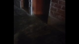 Ibu Muda Seksi Buka Pintu Rumah Buatku, Butuh Uang Buat Main-main.