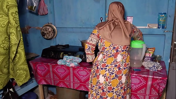 Ngentotin Istri Temen Yang Lagi Masak, Sambil Tangannya Megang Wajan, Tapi Gue Pegang Yang Lain.