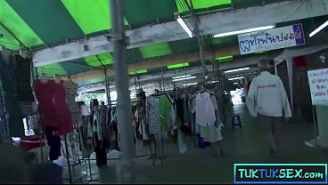 Lidahnya Berlubang, Si Thai Montok Mungil Digarap Dua Bule Liar