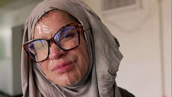 Hijab Cosplay – Ibu Bule Montok Digebuk Muka Sama Kontol
