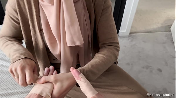 Ibu Tiri Arab Bantu Anaknya Yang Patah Tangan, Tangannya Main Ke Mana-mana.