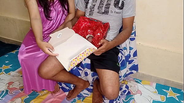 Ibu Tiri India Yang Seksi Dapet Kado Kue Spesial Di Hari Ultahnya, Suara Hindi Bikin Makin Panas.