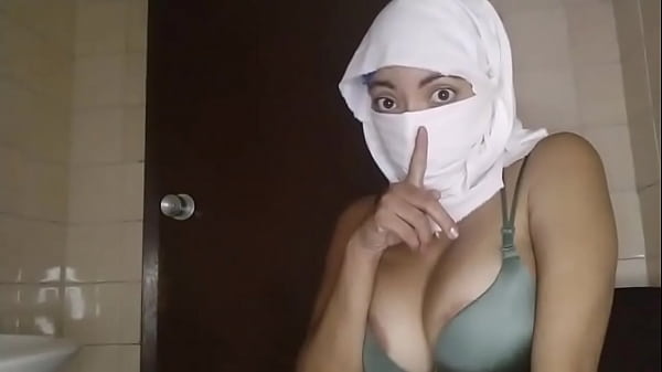 Istri Muslim Arab Yang Haus Nafsu, Muncratkan Memek Basah Sambil Masturbasi Diam-diam Saat Suami Pergi