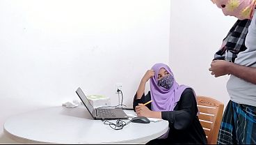 Bankir Hijab Montok Digocoh Sama Petani Kampung Desa, Desi Chudai Gila