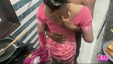 Desi Bhabhi Dapur Panas, Bikin Khana Sambil Digarap Dari Belakang.