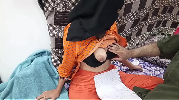 Gadis Pelajar Pakistan Berhijab Digebukin Guru Lesnya Sampe Meringis