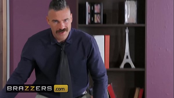 Tete Gede Di Kantor – Monique Alexander & Charles Dera – Bos Dikendalikan Dari Jauh – Brazzers