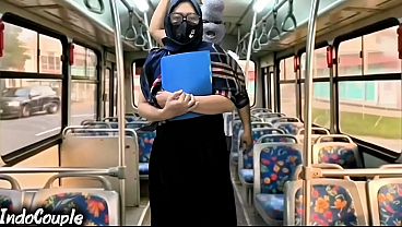Istri Habis Pulang Kuliah Naik Bus Sendirian, Langsung Digaruk Orang Asing Di Balik Hijabnya.
