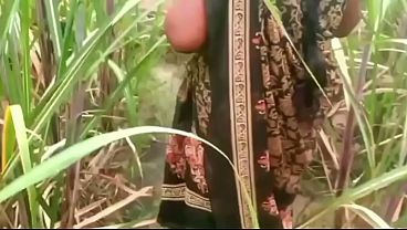 Ibu Tiri Dan Anak Tiri Ngentot Di Pinggir Sawah, Bau Tanah Basah Dan Desahan Panas