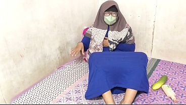 Cewek Hijab Indonesia Lagi Mainin Lubangnya Sendiri Sambil Nahan Desah.