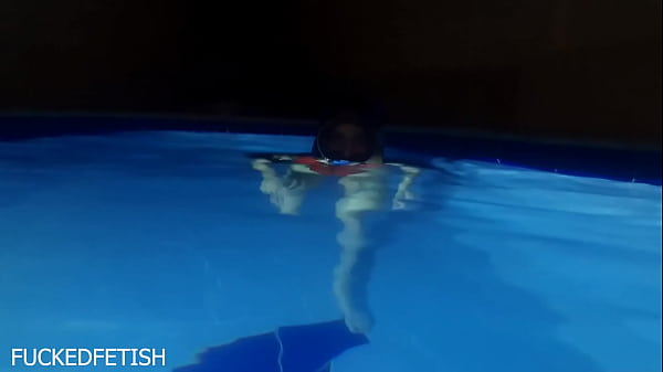 Helen Star Pake Baju Renang Seksi, Pake Masker Malem, Siap Main Di Kolam
