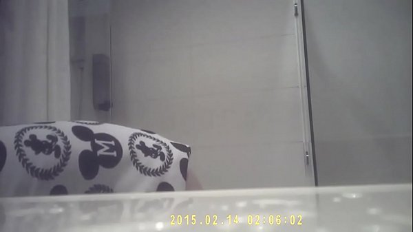 偷拍姐姐小奶诗诗冲凉，湿身诱惑让人受不了