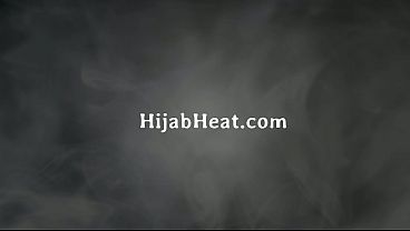 Gadis Jilbab Ketat Digebuki Bareng Teman-teman Kantor