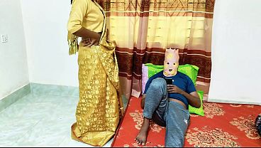 Bhabhi Pakai Saree Basah, Suami Mainin Sambil Nge-romance