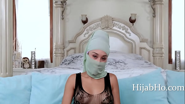 Ibu Tiri Berhijab Bikin Tenang – Cali Lee, Tapi Tangannya Nakal Banget