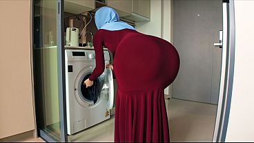 Ibu Tiri Berhijab Itu Ngeh Kalau Aku Nakal Banget Lihat Bokong Bulatnya Yang Seksi