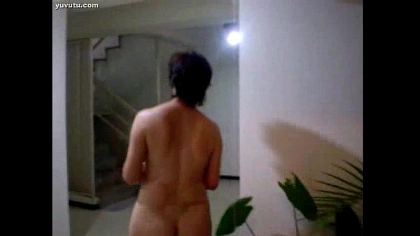 Mama China Tua Lagi Siram Tanaman, Pantatnya Basah Kena Siraman Sendiri.