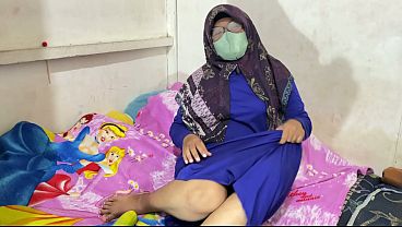 Wanita Berhijab Lagi Mainin Diri Sendiri, Nikmatin Sensasi Panas Di Balik Jilbab.