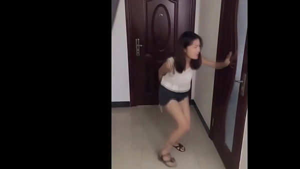Cewek-cewek China Udah Kebelet Banget Mau Pipis, Sampe Nahan-nahan Gelisah.